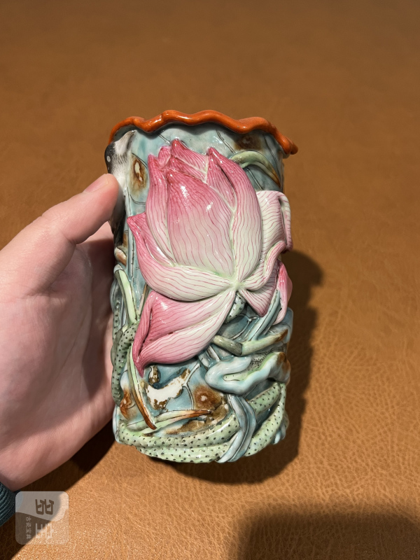 清中期 粉彩浮雕荷塘翠鸟笔筒 - 图6